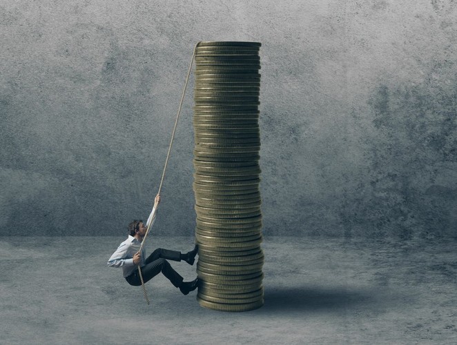 Jakie motywatory działają najlepiej? W polskich warunkach olbrzymia rzesza osób stale boryka się z problemami finansowymi. Wydawać by się zatem mogło, że najlepszą motywacją do pracy będą pieniądze. Tymczasem wszelkiego rodzaju zachęty finansowe, takie jak premie, nagrody oraz dodatki pozapłacowe, pomimo, że pożądane, często nie stoją na pierwszym miejscu i wystarczają tylko na krótko. Prawdziwa motywacja bierze się z wewnątrz każdego z nas. Nic nie zastąpi też środowiska, w którym pracownicy cieszą się uznaniem, czują się komfortowo i mogą rozwijać własne inicjatywy. „W pracy istotną rolę odgrywają menedżerowie, którzy wspierają pracowników w poszukiwaniu i wzmacnianiu indywidualnej siły napędowej. Umożliwiając im rozwój zawodowy i zdobywanie nowych kwalifikacji, włączając do aktywnego uczestniczenia w kształtowaniu celów firmy oraz korzystając z ich indywidualnych mocnych stron przy rozwiązywaniu problemów efektywnie motywują do osiągania celów” – przekonuje Piotr Dziedzic.