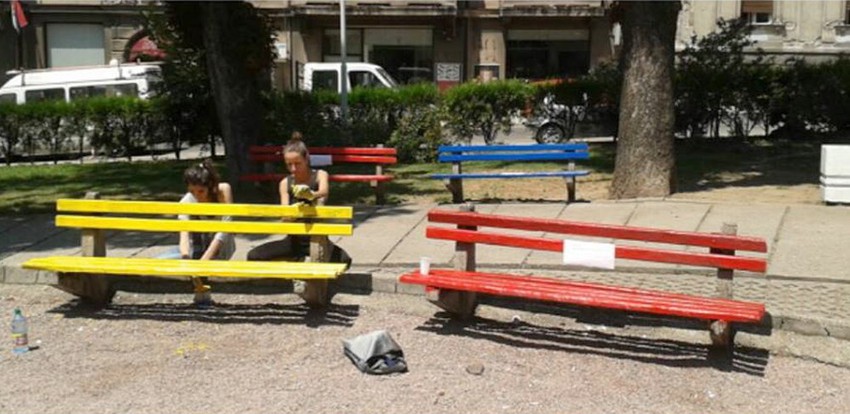 ... A ovako su izgledale juče Nekoliko desetina volontera sređivalo je mesto na kome će se njihovi vršnjaci ubuduće okupljati, u okviru priprema za program koji će tokom leta ovde biti održavan.