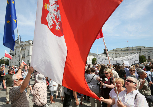 Uczestnicy manifestacji przed Pałacem Prezydenckim.