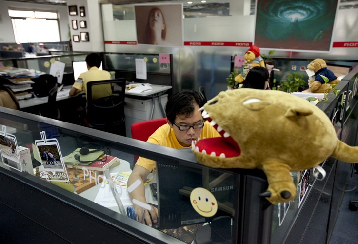 Sukces chińskiego studia Shanda to jeden z symboli dynamicznego rozwoju azjatyckiego rynku gier MMORPG (skrót od Massively multiplayer online role-playing game). Shanda stoi m.in. za niezwykle popularnym tytułem „Legend of Mir”. Długo wyczekiwany giełdowy debiut firmy odbył się w 2009 roku i początkowo wydawał się być wielkim sukcesem – Shanda została wyceniona na ponad 1 mld dolarów. Jednak już następnego dnia doszło do katastrofalnego spadku wartości akcji – z 12 dolarów do zaledwie 1,75 dolarów. Po kilku miesiącach akcje Shandy odbiły się od dna i obecnie wyceniane są na 6,5 dolara.