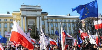 Duda grozi KOD: puścimy ich w skarpetach!