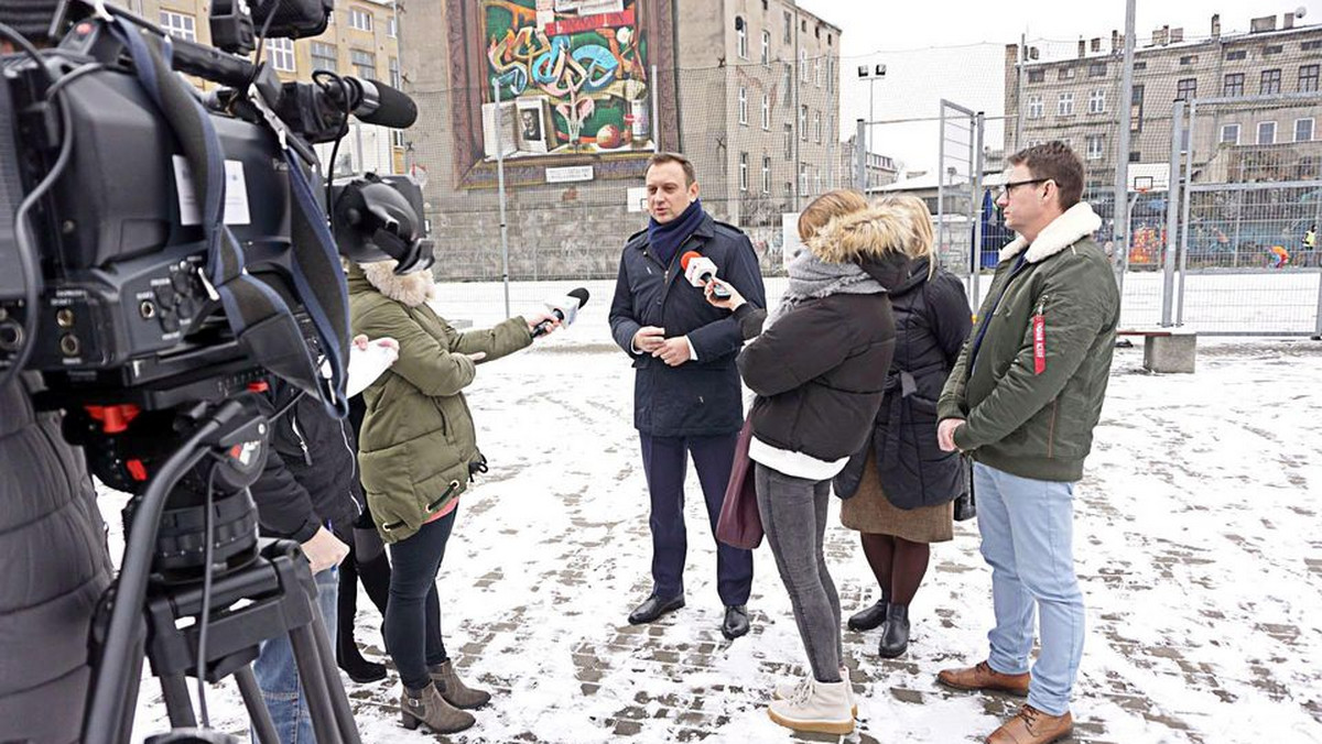 Już od najbliższego poniedziałku rodzice mogą zapisywać swoje dzieci na zimowe półkolonie, organizowane przez łódzki magistrat. Jedyny koszt zajęć, trwających pół dnia to 10 złotych - za co szkoły kupią dla dzieci obiady.