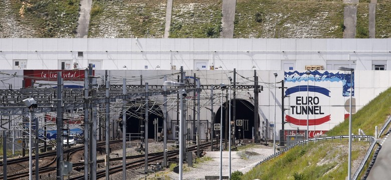Protesty przeciwko imigrantom w Calais. Maszyniści boją się jechać tunelem