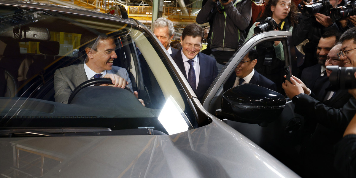 Premier Hiszpanii Pedro Sanchez za kierownicą pojazdu elektrycznego Chery. Barcelona, Hiszpania, 19 kwietnia 2024 r.