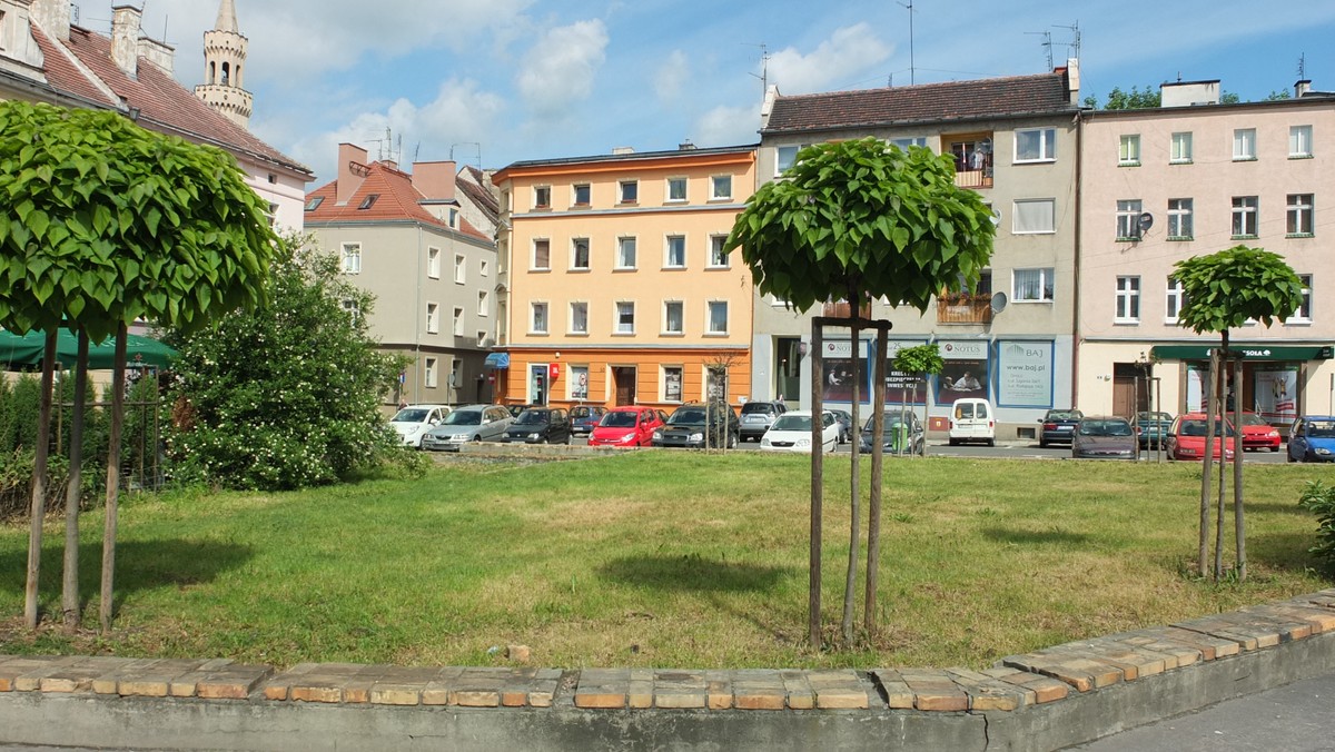 Miasto podpisało umowę z firmą, która wygrała przetarg na przebudowę Małego Rynku - niewielkiego placu położonego tuż przy opolskim rynku głównym. Ma na nim powstać rekreacyjny teren zielony, z którego znikną miejsca parkingowe. Koszt przebudowy to 3,4 mln zł.