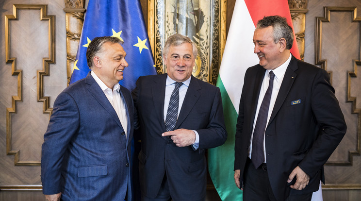 Orbán Viktor miniszterelnök )és az Európai Parlament elnöke, Antonio Tajani (k) találkozója az Országházban, jobbról pedig Paolo Barelli, az európai úszószövetség (LEN) elnöke /  Fotó: MTI Miniszterelnöki Sajtóiroda / Szecsődi Balázs