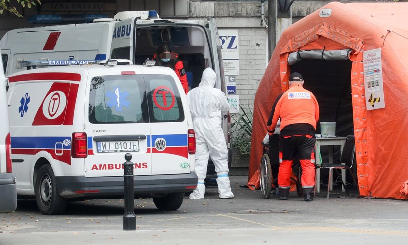 Pacjentka czekała 12 godzin na przyjęcie do szpitala. Padły niecenzuralne słowa. Dyrekcja komentuje