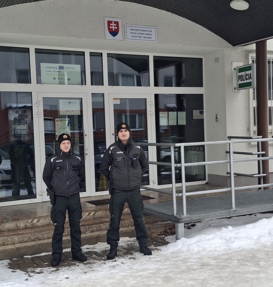 Policajti v Liptovskom Hrádku zachránili muža, ktorý nehybne ležal v rieke Belá.