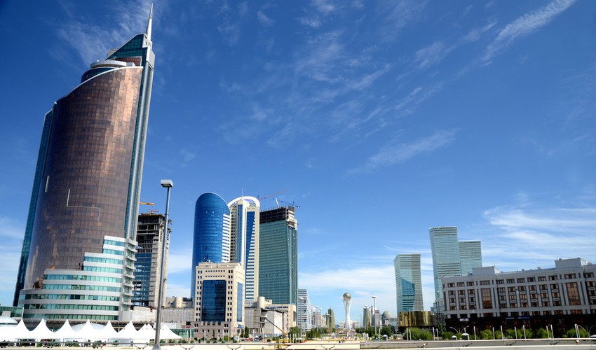 Zmiany, jakie zaszły w Astanie w ciągu ostatnich piętnastu lat mogą budzić podziw - taki też cel chciał prawdopodobnie osiągnąć prezydent Nazarbajew. Liczne inwestycje finansowane zyskami ze sprzedaży surowców naturalnych opisane są bowiem na realizację ambitnego planu ustanowienia Astany stolicą nie tylko Kazachstanu, lecz całej Azji Centralnej.