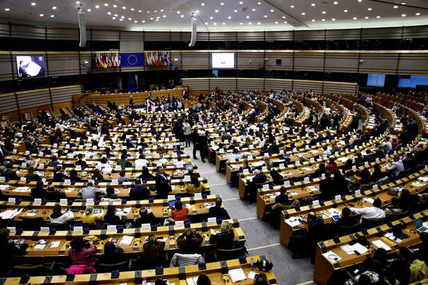Europosłowie Platformy Obywatelskiej (PO), Polskiego Stronnictwa Ludowego (PSL) i Prawa i Sprawiedliwości (PiS) głosowali w środę w Parlamencie Europejskim przeciwko przyjęciu paktu migracyjnego