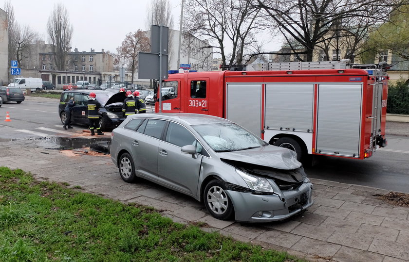 zderzenie renaulta z toyotą w Łodzi