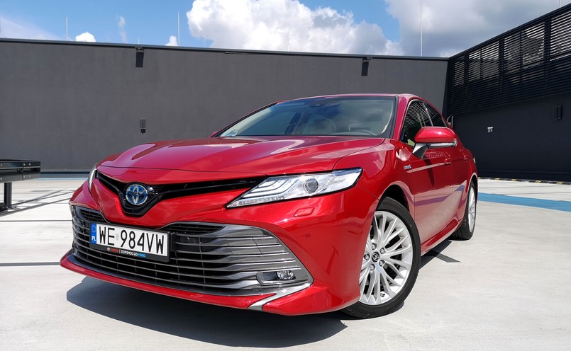 Toyota Camry z napędem hybrydowym na europejski rynek trafia z fabryki w Japonii. W porównaniu do "wersji amerykańskiej" ma o 30 proc. skuteczniejsze hamulce i bardziej sprężyście zestrojone zawieszenie, które nadal zapewnia komfort