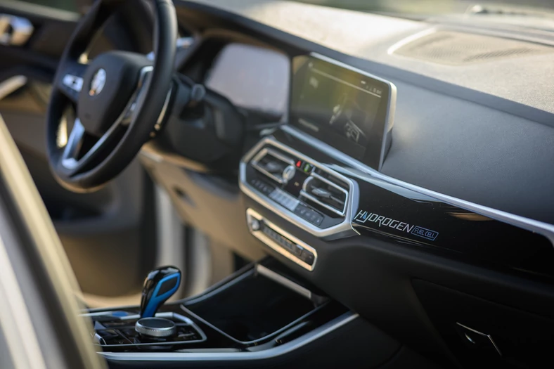W kabinie BMW iX5 Hydrogen słychać charakterystyczny gwizd ogniw paliwowych
