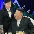 Kim Dzong Un przyprowadził córkę na spotkanie z generałami. Na kilku zdjęciach to ona jest w centrum uwagi