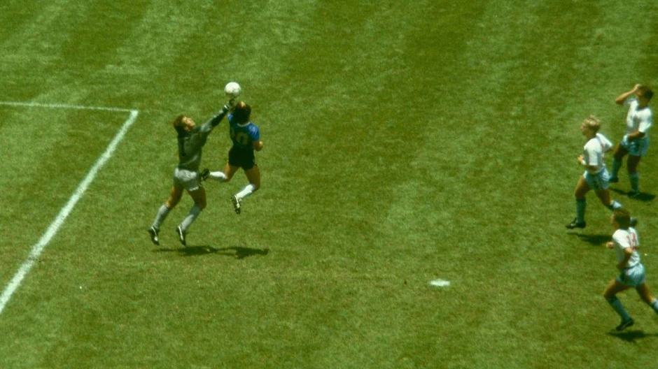 Malo glavom, malo Božijom rukom, izjavio je Maradona | Foto: Getty Images