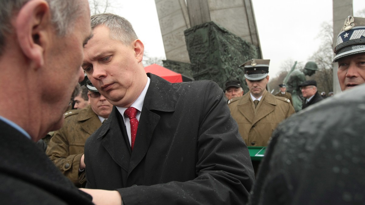 Niedzielne ataki w Kabulu z jednej strony niepokoją, z drugiej zwracają uwagę, że Afgańczycy sami poradzili sobie ze sprawcami - ocenił szef MON Tomasz Siemoniak. Jego zdaniem w najbliższym czasie można spodziewać się kolejnych działań talibów.