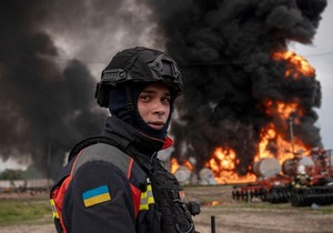 Član hitne službe koji gasi vatru nastalu posle ruskog napada na skladište gasa, blizu granice u severoistočnom Sumiju. | Foto: Valeria Demenko/DSNS