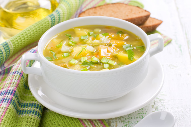 Zupa ogórkowa może mieć znacznie mniej kalorii.