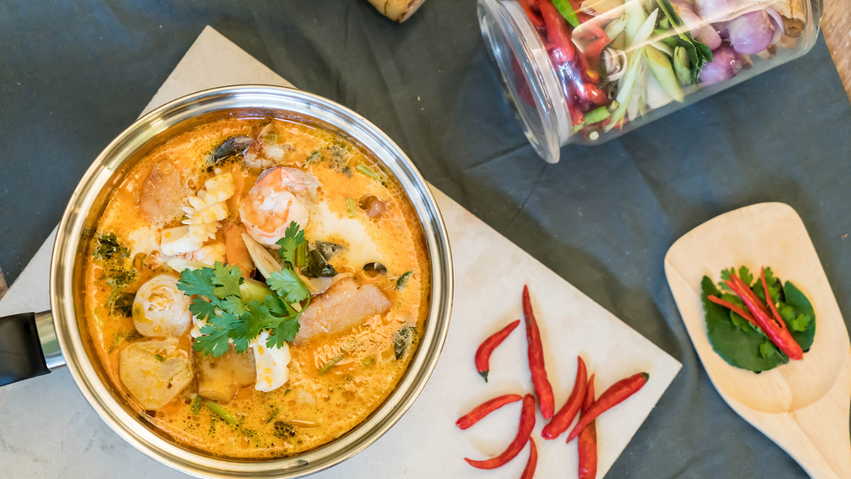 Zupa tajska to tradycyjna potrawa, znana jako tom kha gai. Zaproponowany przez nas przepis pozwoli Ci przygotować tę pyszną zupę w wersji słodko-kwaśnej. Dzięki dodaniu wielu ostrych przypraw takich jak papryczka chilli, imbir oraz czosnek, danie to doskonale rozgrzewa cały organizm, dlatego warto przygotowywać je zwłaszcza w okresie zimowym. Zatem jak zrobić zupę tajską, aby smakowała niemal tak dobrze jak w wykwintnych restauracjach azjatyckich? Zapoznaj się dokładnie z naszym przepisem, a jej przygotowanie nie sprawi Ci najmniejszych problemów.