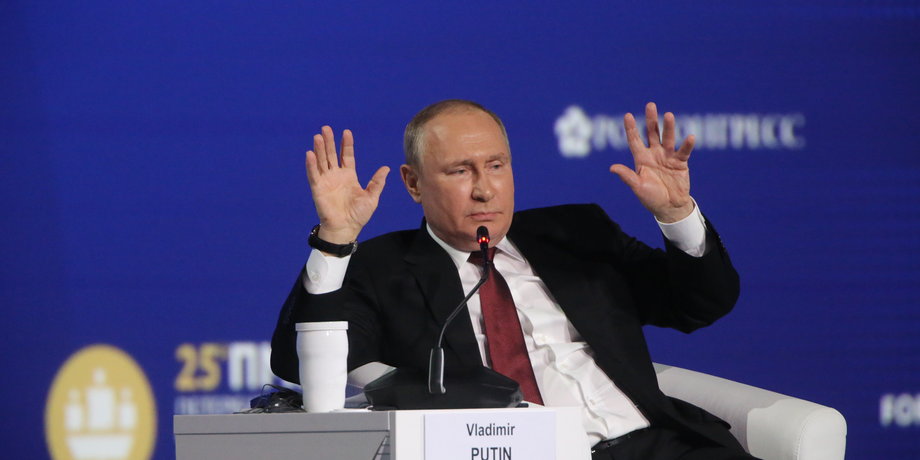 Władimir Putin przemawia na sesji plenarnej podczas Petersburskiego Forum Ekonomicznego, 17 czerwca 2022 r. 