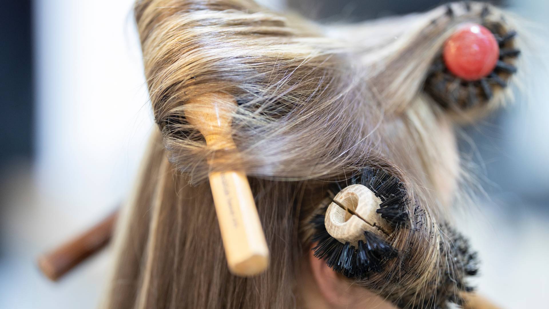 Jak skutecznie wyczyścić szczotkę do włosów? Ten trik ci się przyda