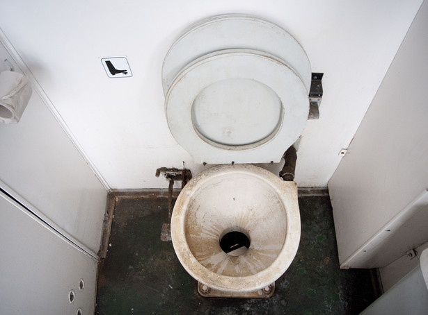 Brudna toaleta w pociągu? Kolej zapłaci karę