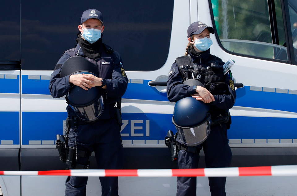 Protest w Niemczech przeciwko obostrzeniom mającym powstrzymać pandemię koronawirusa. Stuttgart