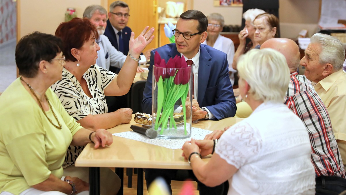 Premier Mateusz Morawiecki (C) podczas wizyty w Domu Seniora „Wigor w Rudzie Śląskiej