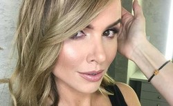 Marta Żmuda Trzebiatowska też pokazała zdjęcie ze studniówki: Tafta i brokat we włosach