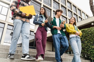 Na pełnoletnich uczniów i studentów też można dostać pieniądze. Komu przysługują po utracie prawa do 800 plus? Sprawdź!