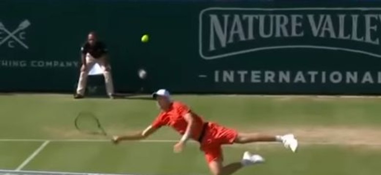 Kosmos! Hubert Hurkacz latał nad kortem i zdobywał punkty! [WIDEO]