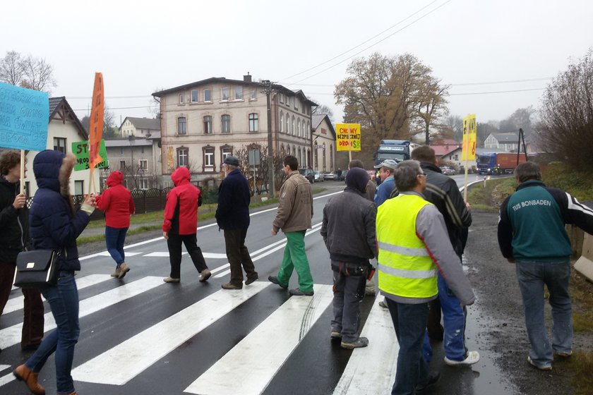 Protest na drodze krajowej nr 8 w Szczytnej