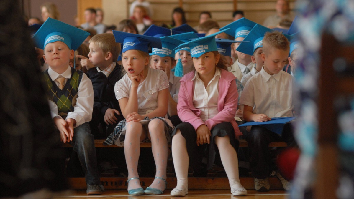 "Gazeta wyborcza": Ministerstwo Edukacji chce zmienić kalendarz roku szkolnego w "trosce o ich bezpieczeństwo" podczas piłkarskich mistrzostw Europy Euro 2012.