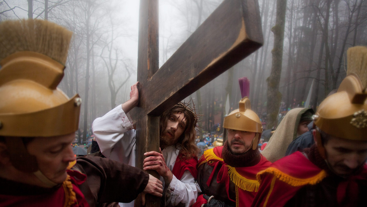 Były arcybiskup Canterbury, Lord Carey, oskarża Davida Camerona o to, że przez niego brytyjscy chrześcijanie czują się zmarginalizowani.