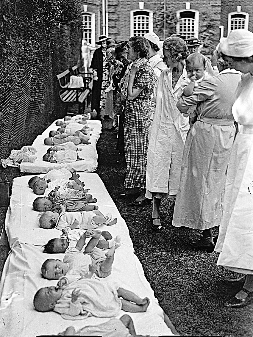 U predratnim, ali i posleratnim godinama širom Velike Britanije postojali su Domovi za neudate majke i njihovu decu