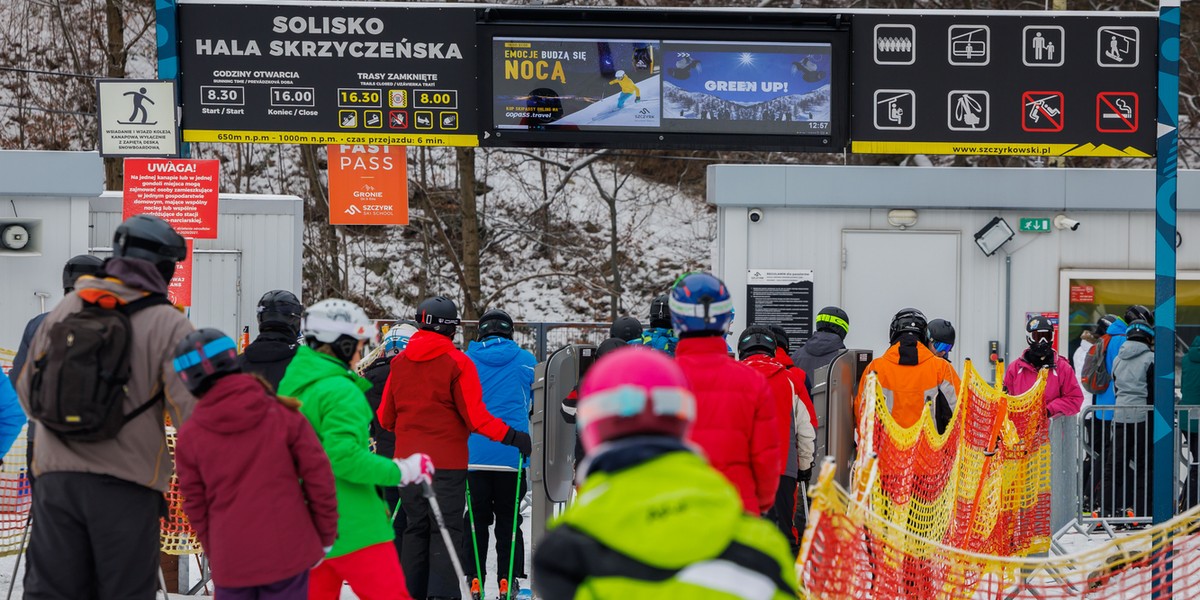 Jak zapowiadają właściciele ośrodków narciarskich, podwyżki cen karnetów o kilkadziesiąt złotych są w tym sezonie nieuniknione. Część najmniejszych stacji zastanawia się, czy w ogóle uruchamiać wyciągi.  