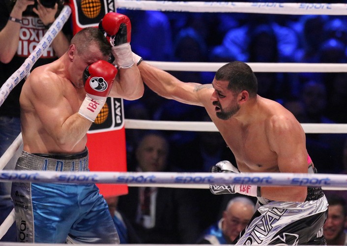 Tomasz Adamek (L) i Amerykanin Eric Molina (P) podczas walki w wadze ciężkiej o pas IBF Inter-Continental, w trakcie gali bokserskiej Polsat Boxing Night