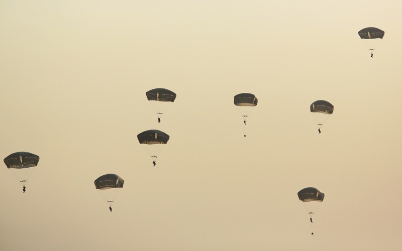 Podczas ostatniego sprawdzianu, który odbył się na Pustyni Błędowskiej w maju 2014 r. z samolotów transportowych skakali spadochroniarze; zrzucono także sprzęt, m.in. samochód terenowy typu HMMWV - określany potocznie jako Humvee na specjalnej platformie desantowej, amunicję, racje żywnościowe.<br>
 (PAP)<br>
rgr/ pz/
<br><br> fot.  (sr/zuz) PAP/Stanisław Rozpędzik
