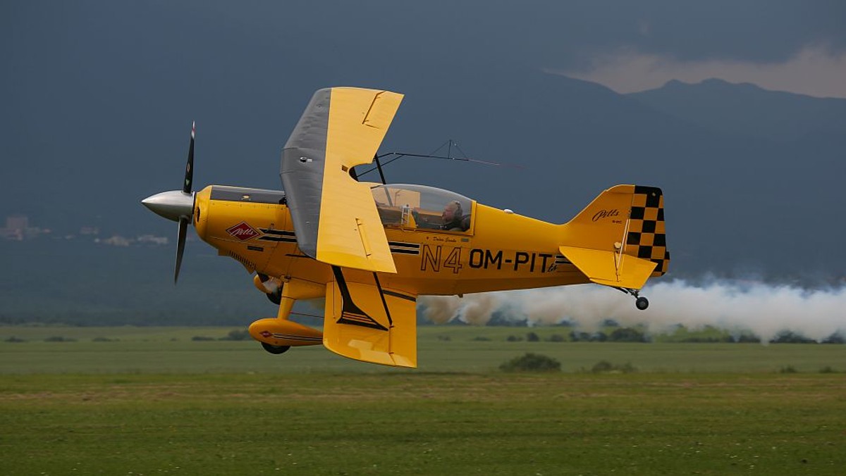 Dušan Šamko, słowacki pilot akrobacyjny, wprawi wodzów w zachwyt ewolucjami na swym żółtym dwupłatowcu.