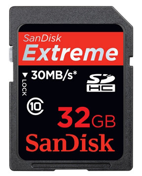 Szybka karta SDHC 32 GB to dość kosztowna inwestycja, ale pozwala nagrywać na tyle długo, że zanim zapełnimy nośnik, na pewno zdążymy rozładować akumulator 