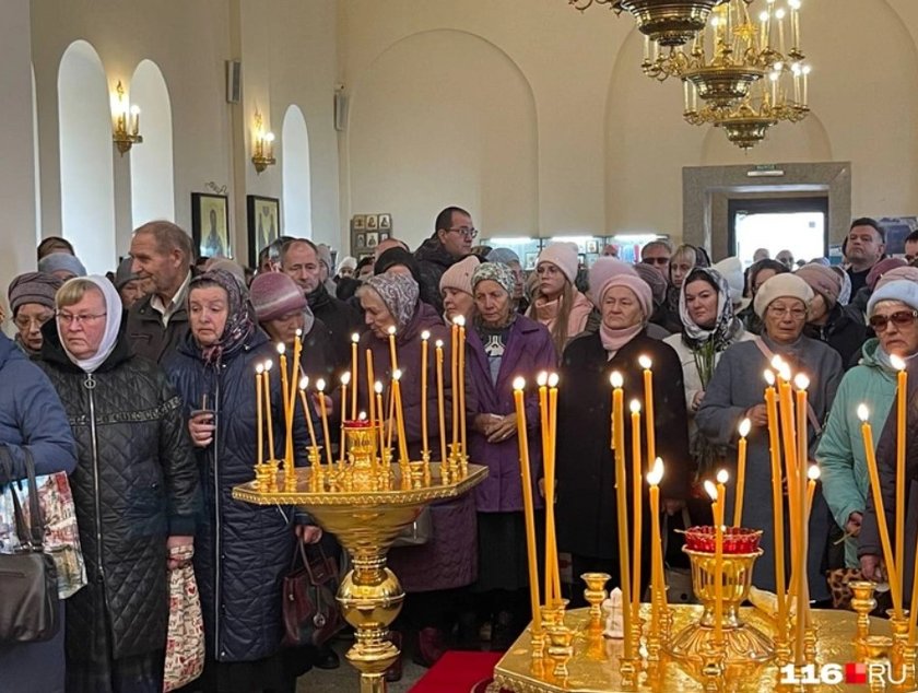 Zgromadzeni pogrążyli się w żałobie.