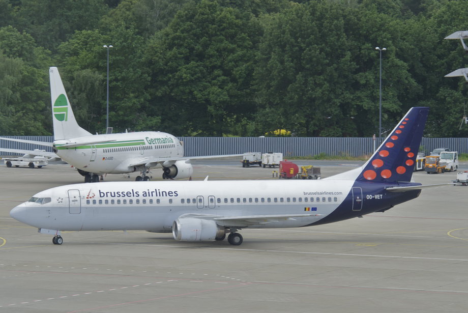 Brussels Airlines - belgijskie linie lotnicze z Grupy Lufthansa - na swój logotyp wybrały stylizowaną literę "B" - z kółek przypominających pas startowy. 