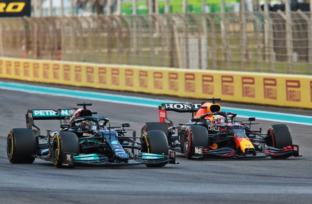 Lewis Hamilton (L) i Max Verstappen (P)