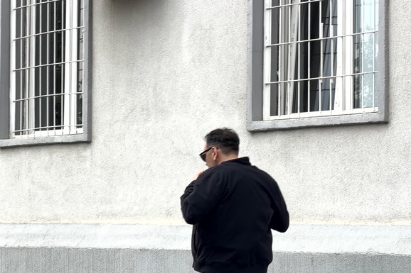 KASPER OPET POSETIO MINU KOSTIĆ U "LAZI" Društvo mu je pravila žena koja je VAŽNA u životu pevačice, evo šta je nosio u rukama