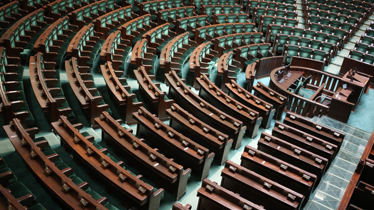 Z sondażu preferencji partyjnych, jaki przeprowadził IBRiS na zlecenie "Rzeczpospolitej" wynika, że poparcie dla PiS utrzymujące się do tej pory na stałym poziomie, wykazuje tendencję spadkową. Równocześnie wynik badania niesie optymistyczne wieści dla Nowoczesnej.