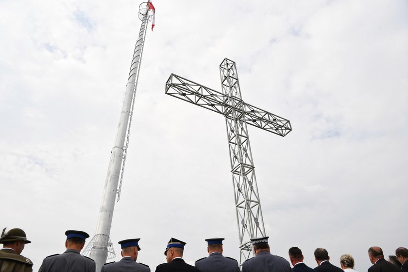 W małej wsi Tuligłowy stanął gigantyczny krzyż