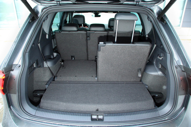 Seat Tarraco 1.5 TSI Xcellence: po złożeniu siedzeń trzeciego rzędu dostajemy prawie płaską podłogę. Niestety, po bokach pozostają niezasłonięte zagłębienia, w które wpadają różne rzeczy