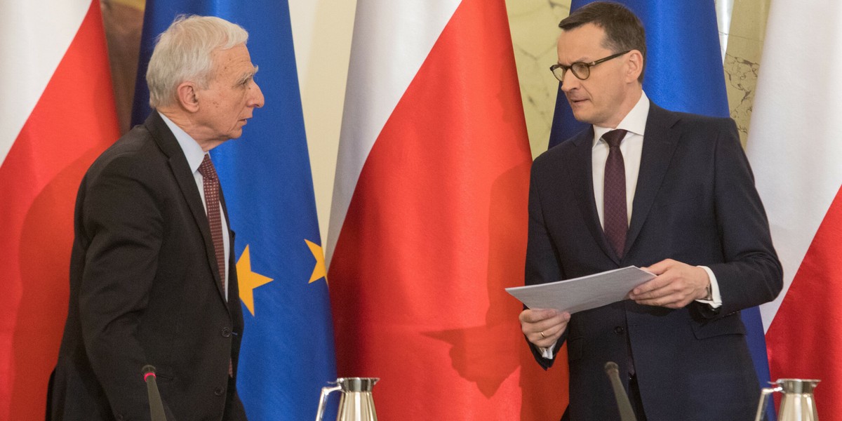 Minister Piotr Naimski i premier Mateusz Morawiecki podczas posiedzenia rady gabinetowej, 7 stycznia 2020 r.