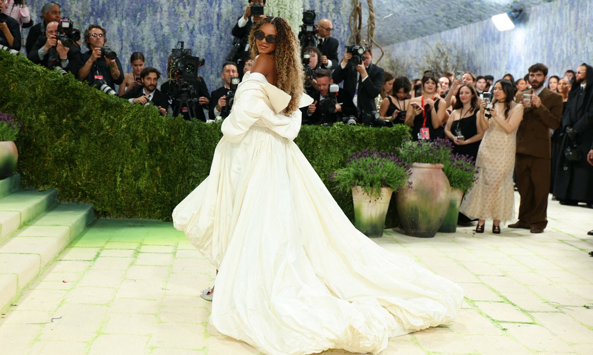 14-letnia córka Beyoncé pojawiła się na Met Gali. Organizatorzy złamali reguły
