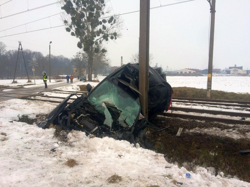 65-latek wjechał pod pociąg